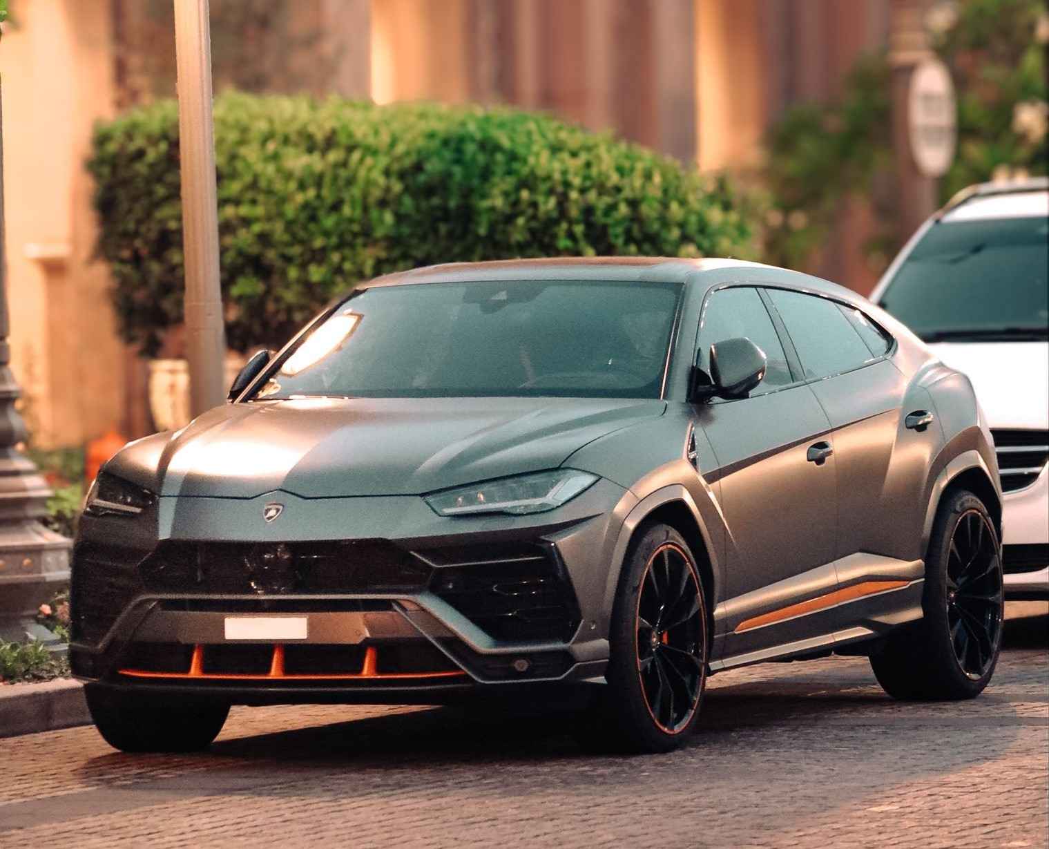 What to Check Before Booking Long-Term Luxury Car Rental Dubai